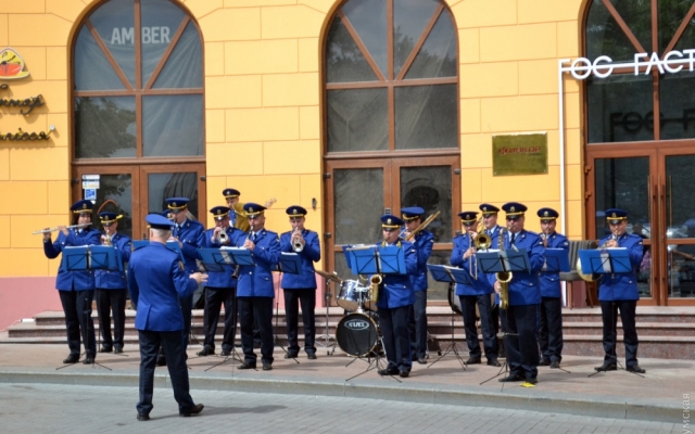 Полицейские и нацгвардейцы Одессы создали огромную вышиванку (ФОТО) Фото № 6 Полицейские и нацгвардейцы Одессы создали огромную вышиванку (ФОТО) Фото № 6