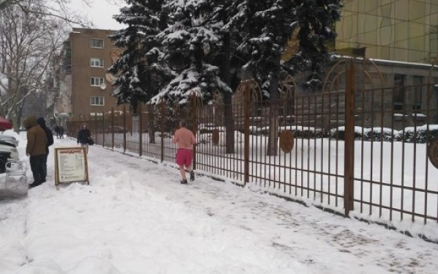 Раздетый одессит устроил пробежку по заснеженному проспекту Шевченко Фото № 0 Раздетый одессит устроил пробежку по заснеженному проспекту Шевченко Фото № 0