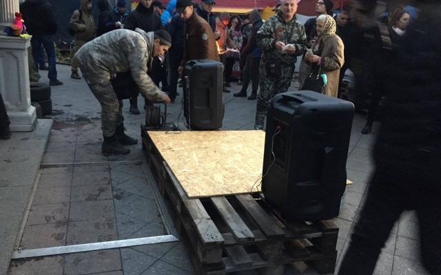 Одесские активисты попытались заблокировать вход в прокуратуру Фото № 2 Одесские активисты попытались заблокировать вход в прокуратуру Фото № 2