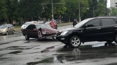 Утром в Одессе дорогу не поделили две иномарки (ФОТО) Фото № 2 Утром в Одессе дорогу не поделили две иномарки (ФОТО) Фото № 2
