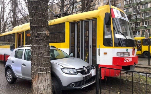 Автомобиль зажало между деревом и трамваем Фото № 0 Автомобиль зажало между деревом и трамваем Фото № 0