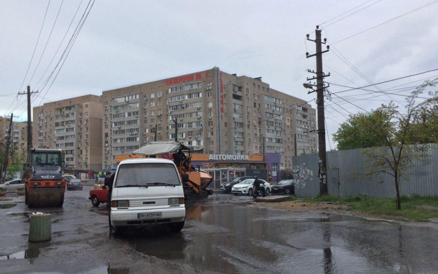На Академика Вильямса клали асфальт под дождем (ФОТО) Фото № 1 На Академика Вильямса клали асфальт под дождем (ФОТО) Фото № 1