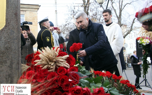 Сегодня одесситы вспоминают жертв Голодомора и несут цветы к памятнику трагедии Фото № 2 Сегодня одесситы вспоминают жертв Голодомора и несут цветы к памятнику трагедии Фото № 2