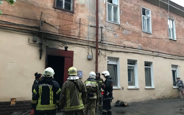 Из горящего на Софиевской здания спасатели эвакуировали 15 человек Фото № 0 Из горящего на Софиевской здания спасатели эвакуировали 15 человек Фото № 0