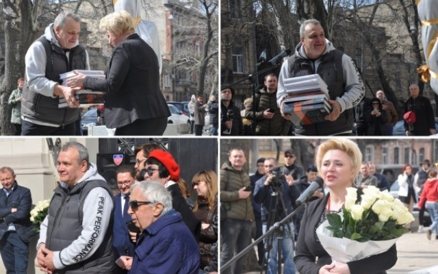 В Одессе открыли памятник читателю (ФОТО, ВИДЕО) Фото № 1 В Одессе открыли памятник читателю (ФОТО, ВИДЕО) Фото № 1