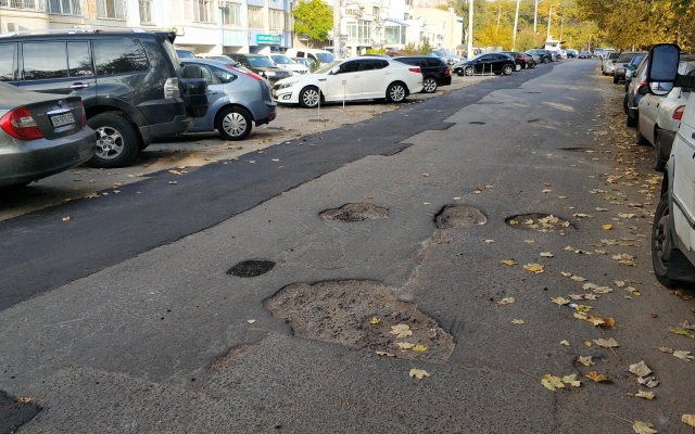 На одной из улиц Одессы дорогу сделали очень На одной из улиц Одессы дорогу сделали очень