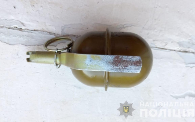 Скандалист с гранатой Фото № 0 Скандалист с гранатой Фото № 0