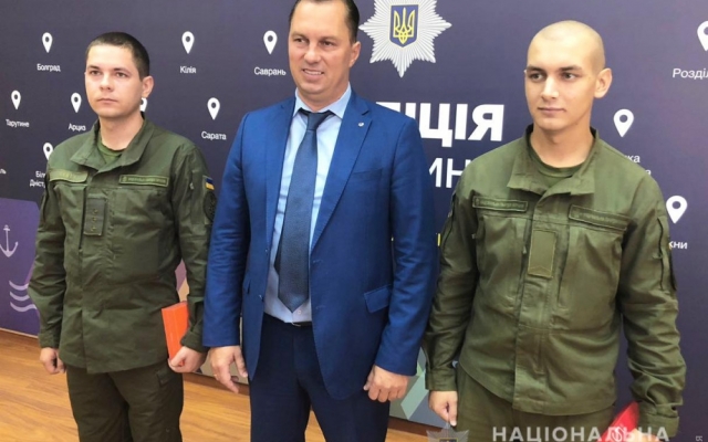 Глава полиции Одессы наградил нацгвардейцев, которые остановили массовую драку на Ланжероне Фото № 0 Глава полиции Одессы наградил нацгвардейцев, которые остановили массовую драку на Ланжероне Фото № 0