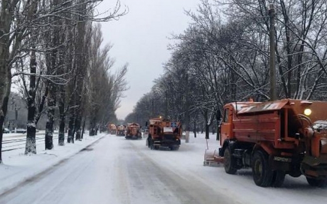 Улицы города от снега расчищает спецтехника Фото № 1 Улицы города от снега расчищает спецтехника Фото № 1