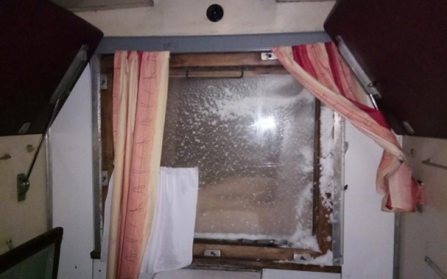 Пассажиры поезда Одесса – Ужгород обнаружили в вагоне сугробы снега Фото № 1 Пассажиры поезда Одесса – Ужгород обнаружили в вагоне сугробы снега Фото № 1