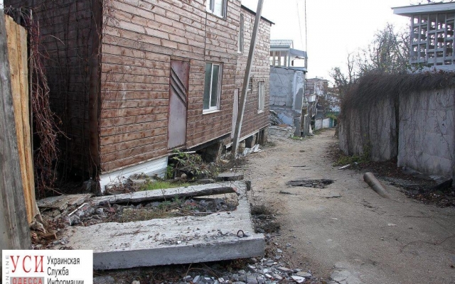 Оползень каждый день уничтожает дома в Черноморске, внушительные трещины в зданиях Фото № 6 Оползень каждый день уничтожает дома в Черноморске, внушительные трещины в зданиях Фото № 6