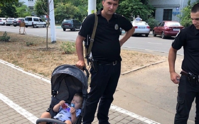 В Черноморске родители оставили ребёнка в раскалённой машине, а сами ушли гулять Фото № 0 В Черноморске родители оставили ребёнка в раскалённой машине, а сами ушли гулять Фото № 0