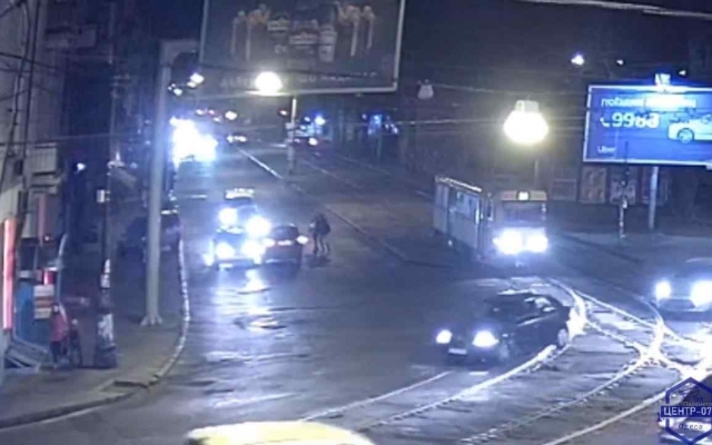 Одесса: автомобиль сбил пешехода и врезался в другую машину (ВИДЕО) Фото № 0 Одесса: автомобиль сбил пешехода и врезался в другую машину (ВИДЕО) Фото № 0