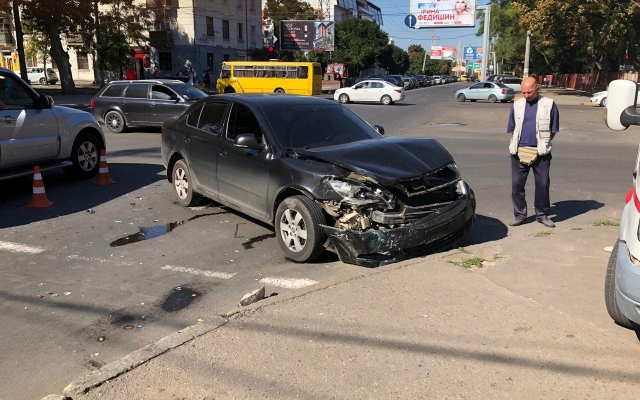 Одесса: в результате ДТП Жигули выкинуло на тротуар (ФОТО) Фото № 0 Одесса: в результате ДТП Жигули выкинуло на тротуар (ФОТО) Фото № 0