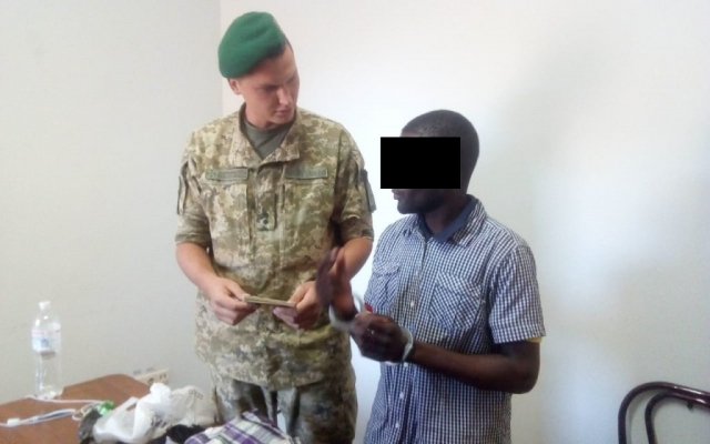 Гражданин Африки с поддельным паспортом пытался подкупить одесских пограничников (ФОТО) Фото № 1 Гражданин Африки с поддельным паспортом пытался подкупить одесских пограничников (ФОТО) Фото № 1