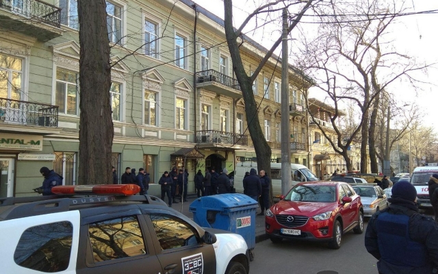 Из-за потасовки соседей в Одессе пришлось перекрывать улицу Фото № 0 Из-за потасовки соседей в Одессе пришлось перекрывать улицу Фото № 0