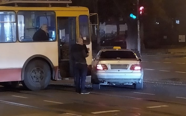 В Одессе троллейбус поехал на красный и столкнулся с такси Фото № 0 В Одессе троллейбус поехал на красный и столкнулся с такси Фото № 0