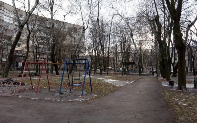 Одессит показал непригодную для детей площадку Фото № 13 Одессит показал непригодную для детей площадку Фото № 13