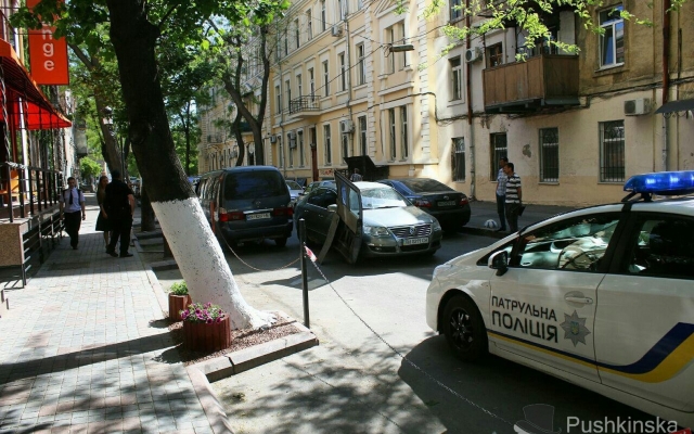 В Одессе иномарка на ходу снесла дверь В Одессе иномарка на ходу снесла дверь