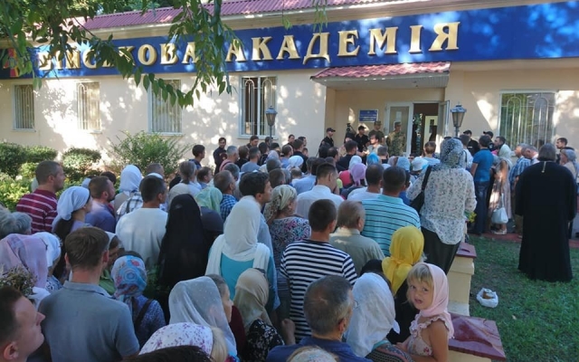 Верующих одесситов не пустили в храм на территории военной академии (ФОТО) Фото № 2 Верующих одесситов не пустили в храм на территории военной академии (ФОТО) Фото № 2
