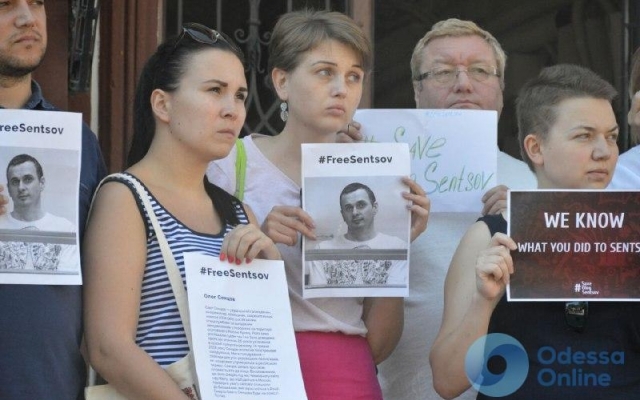 «Свободу узникам Кремля»: в Одессе митинговали в поддержку украинских политзаключённых Фото № 7 «Свободу узникам Кремля»: в Одессе митинговали в поддержку украинских политзаключённых Фото № 7