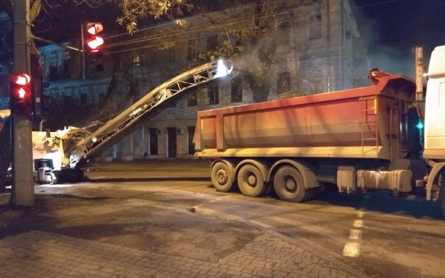Под покровом ночи на Новосельского сняли недавно уложенный асфальт Фото № 1 Под покровом ночи на Новосельского сняли недавно уложенный асфальт Фото № 1