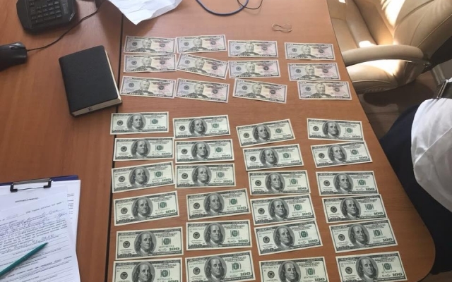 В Одессе адвокат предлагал полицейскому $3 тысячи (ФОТО) Фото № 2 В Одессе адвокат предлагал полицейскому $3 тысячи (ФОТО) Фото № 2