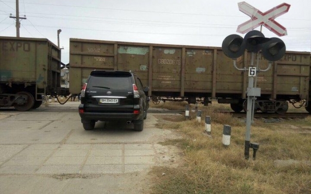 Авария на железнодорожных путях, поезд снёс переднюю часть джипа Фото № 1 Авария на железнодорожных путях, поезд снёс переднюю часть джипа Фото № 1