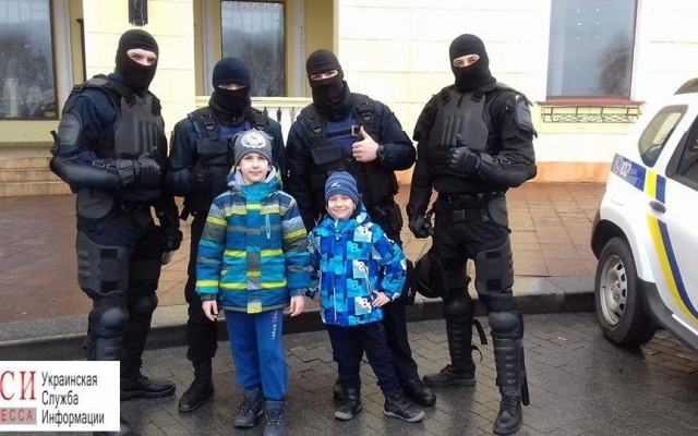 В Одессе рождественский патруль раздаёт сладости Фото № 1 В Одессе рождественский патруль раздаёт сладости Фото № 1