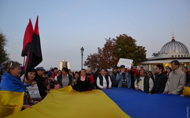 С песнями и лампадами одесситы вышли на акцию протеста против С песнями и лампадами одесситы вышли на акцию протеста против