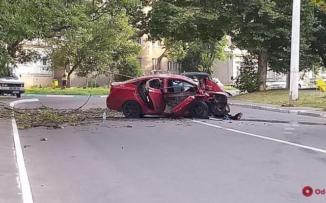 ДТП в Черноморске превратило автомобиль в груду металлолома (ФОТО) Фото № 1 ДТП в Черноморске превратило автомобиль в груду металлолома (ФОТО) Фото № 1