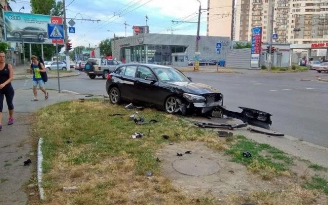 В ДТП на пересечении Комарова и Генерала Петрова есть пострадавшие (ФОТО) Фото № 3 В ДТП на пересечении Комарова и Генерала Петрова есть пострадавшие (ФОТО) Фото № 3