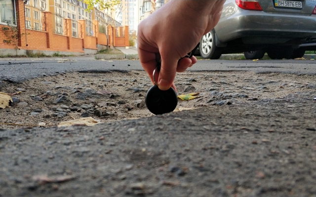 На одной из улиц Одессы дорогу сделали очень На одной из улиц Одессы дорогу сделали очень