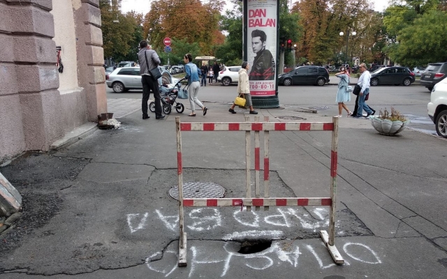 В Одессе на дороге образовалась яма (ФОТО) Фото № 2 В Одессе на дороге образовалась яма (ФОТО) Фото № 2