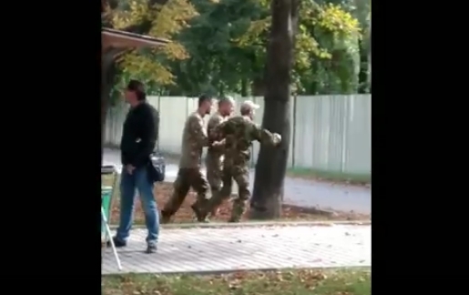 В парке Шевченко трое в военной форме устроили жестокую драку и угрожали всех убить (видео, 18+) Фото № 1 В парке Шевченко трое в военной форме устроили жестокую драку и угрожали всех убить (видео, 18+) Фото № 1