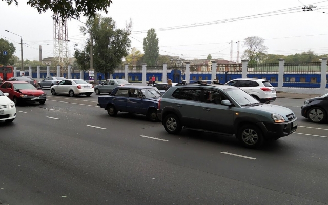 Сразу три автомобиля столкнулись у одесского Ж/Д вокзала Фото № 2 Сразу три автомобиля столкнулись у одесского Ж/Д вокзала Фото № 2