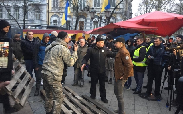 Одесские активисты попытались заблокировать вход в прокуратуру Фото № 5 Одесские активисты попытались заблокировать вход в прокуратуру Фото № 5