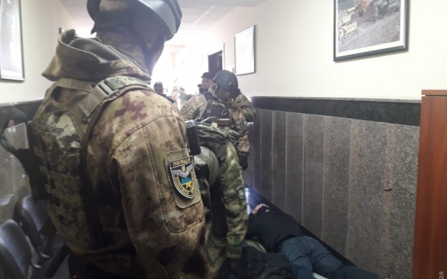 В одесский автодор ворвались неизвестные боевики (ФОТО) Фото № 7 В одесский автодор ворвались неизвестные боевики (ФОТО) Фото № 7