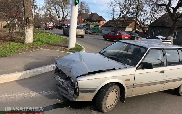 Утреннее ДТП в Измаиле: машина перевернута на крышу Фото № 2 Утреннее ДТП в Измаиле: машина перевернута на крышу Фото № 2