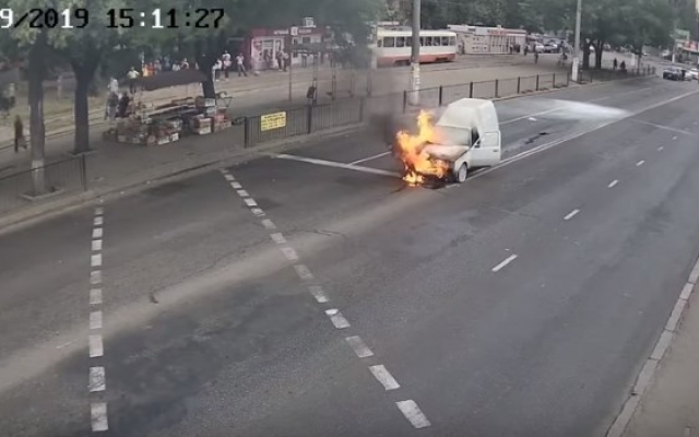 В сеть выложили видео, как на посёлке Котовского загорелся автомобиль Фото № 0 В сеть выложили видео, как на посёлке Котовского загорелся автомобиль Фото № 0