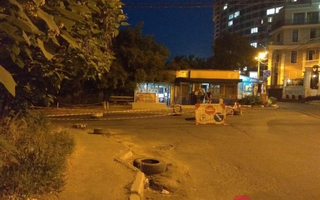 На углу улицы Каманина и Аркадийского переулка на дороге очередной провал Фото № 0 На углу улицы Каманина и Аркадийского переулка на дороге очередной провал Фото № 0