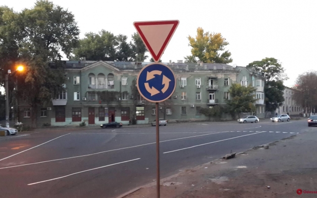 На Комитетской организовано круговое движение (ФОТО) Фото № 1 На Комитетской организовано круговое движение (ФОТО) Фото № 1
