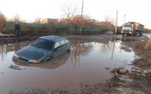 В Одесской области посреди дороги утонул автомобиль Фото № 0 В Одесской области посреди дороги утонул автомобиль Фото № 0