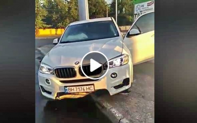 За руль без прав: за рулём BMW X5 юноша бежал от копов (ВИДЕО) Фото № 0 За руль без прав: за рулём BMW X5 юноша бежал от копов (ВИДЕО) Фото № 0