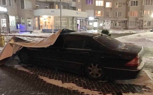 Сильный порывистый ветер внёс билборд и повредил автомобиль Фото № 1 Сильный порывистый ветер внёс билборд и повредил автомобиль Фото № 1