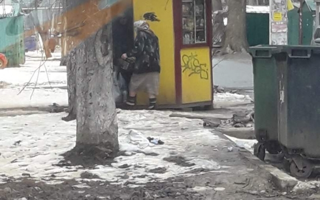 В Одессе в хлебный киоск занесли хлеб из мусорорного бака (ФОТО) Фото № 1 В Одессе в хлебный киоск занесли хлеб из мусорорного бака (ФОТО) Фото № 1