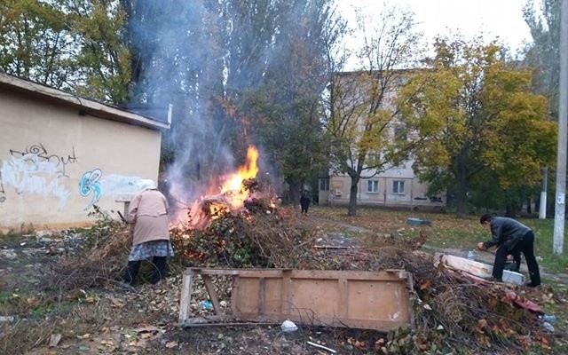 Одесситы жгут мусор прямо в городе Фото № 0 Одесситы жгут мусор прямо в городе Фото № 0