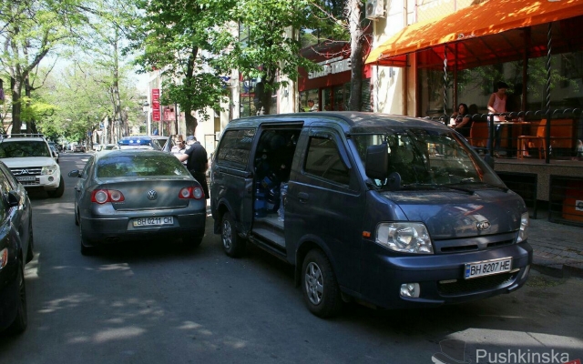 В Одессе иномарка на ходу снесла дверь В Одессе иномарка на ходу снесла дверь