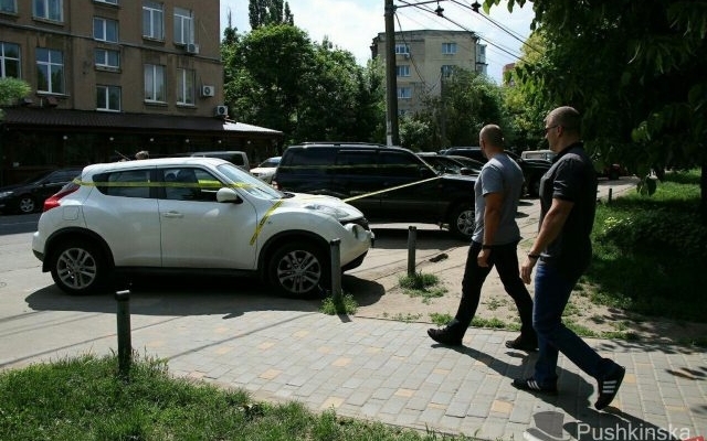 И вновь автохамы: в Одессе обмотали предупредительной лентой две иномарки (ФОТО) Фото № 2 И вновь автохамы: в Одессе обмотали предупредительной лентой две иномарки (ФОТО) Фото № 2