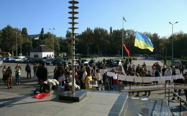 Перед входом в Одесскую облгосадминистрацию проходит акция в поддержку митинга возле Верховной Рады Фото № 0 Перед входом в Одесскую облгосадминистрацию проходит акция в поддержку митинга возле Верховной Рады Фото № 0
